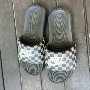 Nike Men’s sz 11 flip flops Checkered Black and White Slides shower shoes beach